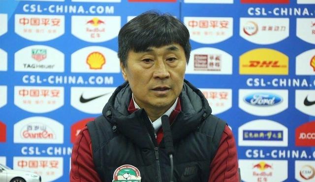 掀开岳裙子从后面挺进去0